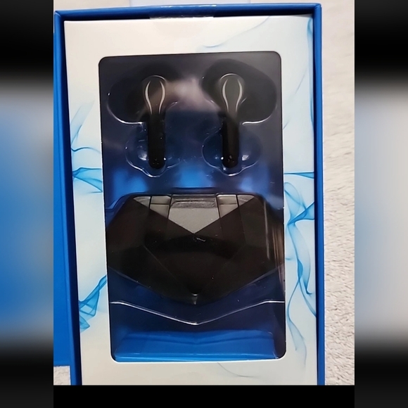 LVLUP PRO True Wireless Gaming Earbuds - Picture 2 of 3